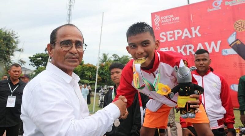 Pj. Bupati Aceh Timur Anugerahkan Medali Emas kepada Atlet Berprestasi di Panahan dan Sepak Takraw
