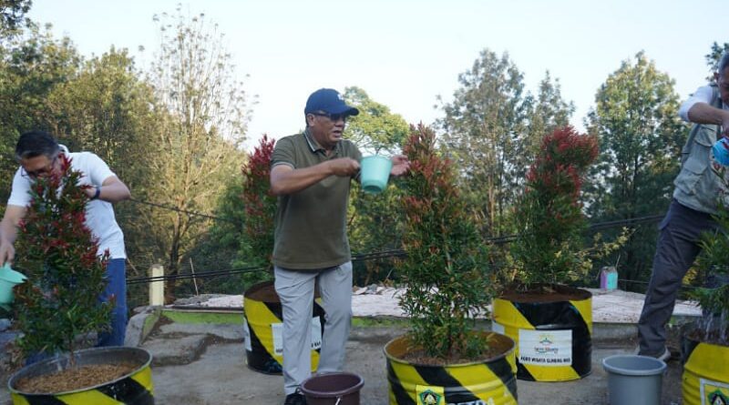 Hijaukan Kembali Kawasan Puncak: Kolaborasi Pemkab Bogor dan Stakeholder Tanam Pohon