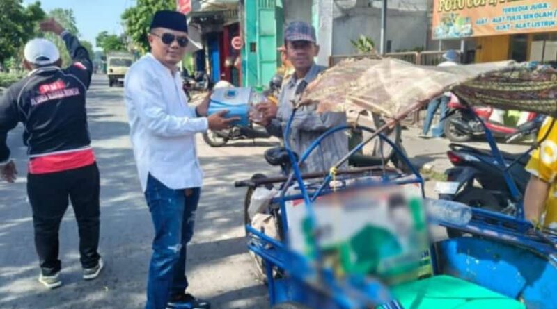 Jumat Berkah Bulan Muharam Ormas Aliansi Madura Indonesia (AMI) Kembali Berbagi Nasi Kotak di Pasar Sidotopo Kidul