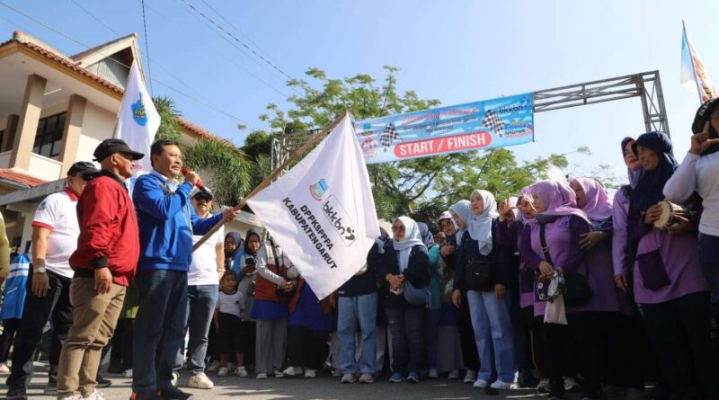 Pj. Bupati Garut Lepas Peserta Jalan Sehat Keluarga Peringati Harganas ke-31 dan HAN 2024