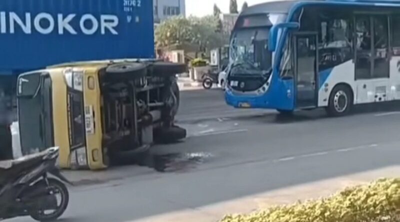 Kecelakaan Truk Muatan dan Transjakarta di Tanjung Priok
