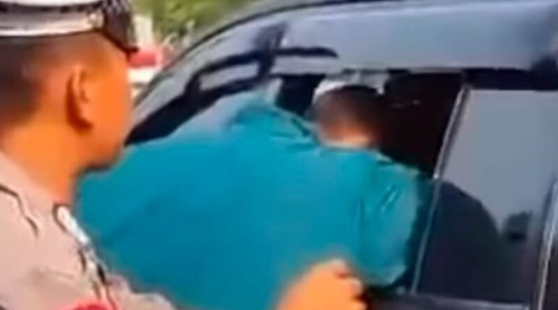Laka Lantas di Depan Kantor DPRD Kota Pontianak, Polisi Pecahkan Kaca Mobil untuk Selamatkan Pengemudi