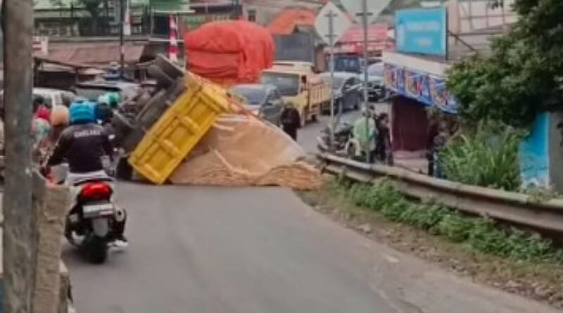 Truk Pengangkut Material Terguling di Cukupa, Lalu Lintas Menuju Pasarkemis Macet 1 KM