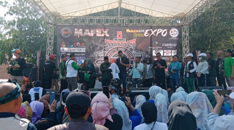 Hadiri Undangan Komunitas Sound System Majalaya, Warga Berebut Ingin Foto Selfie Dengan Ali Syakieb