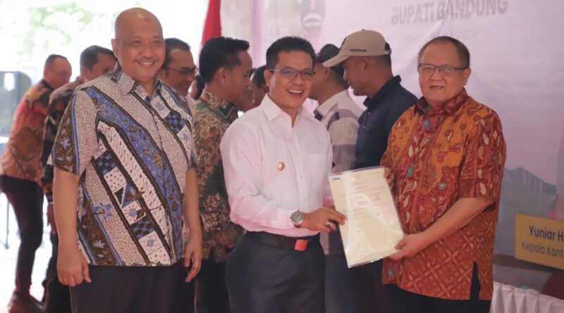 Bupati Dadang Supriatna Serahkan Sertipikat Tanah Kepada Masyarakat