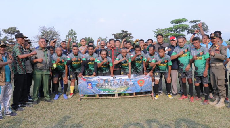 Tanda Dibukanya Turnamen Sepak Bola, Kang DS Tendang Bola dari Titik Putih Tengah Lapangan