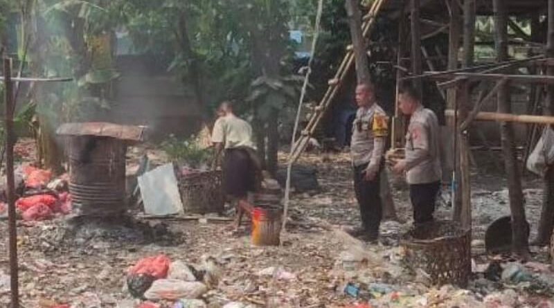 Bhabinkamtibmas Kelurahan Pondok Jaya Cek Lokasi Pengaduan Warga Terkait Asap Pembakaran Sampah