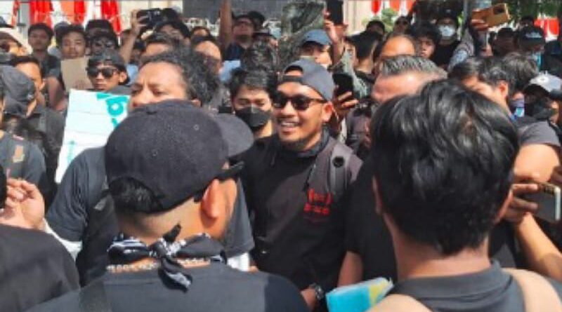Para Komedian dan Sutradara Ternama Turun ke Jalan, Suarakan Aspirasi di Depan Gedung DPR RI