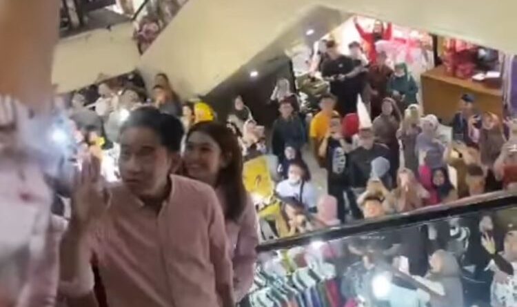 Wakil Presiden Terpilih Gibran Rakabuming Raka Kunjungi Pasar Baru Trade Center di Bandung