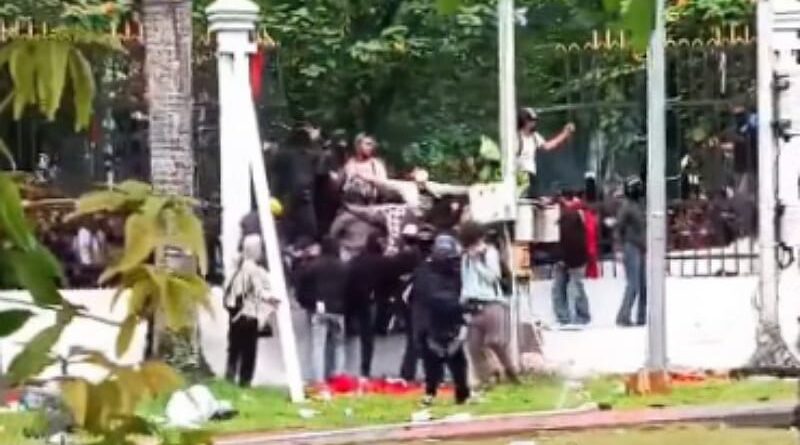 Aksi Demonstrasi Menolak RUU Pilkada Memanas, Massa Jebol Pagar Gedung DPR RI