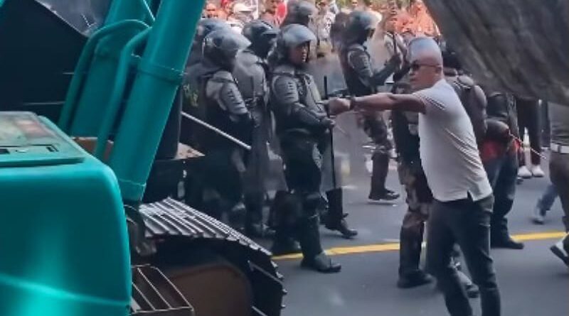 Warga Hadang Alat Berat di Puncak Bogor: Protes Restoran Asep Stroberi yang Tak Dibongkar