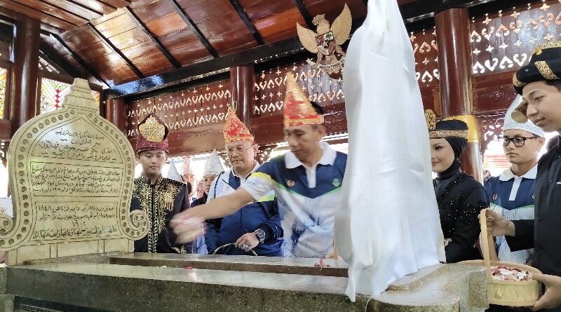 Kontingen Jabar Berziarah ke Makam Cut Nyak Dhien Jelang PON 2024