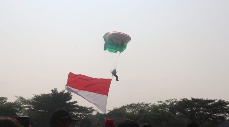 Pemkab Bogor Gelar Atraksi Terjun Payung Memukau di HUT ke-79 RI
