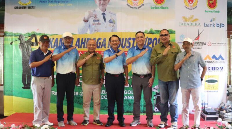 Pj Bupati Bekasi Dani Ramdan Serahkan Piala Kepada Pemenang Golf di Pekan Olahraga Industri
