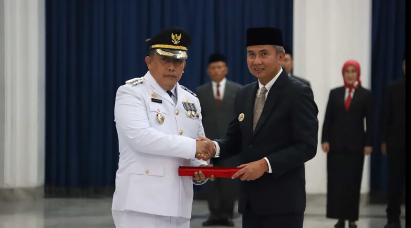 Pj Gubernur Jawa Barat, Bey Machmudin, Resmi Melantik Dedy Supriyadi sebagai Penjabat Bupati Bekasi