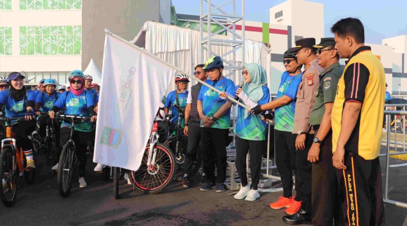 1.300 Pesepeda Meriahkan Fun Bike Hari Jadi Kabupaten Bekasi ke-74 dan HUT RI ke-79 di Aeon Mall Deltamas Cikarang