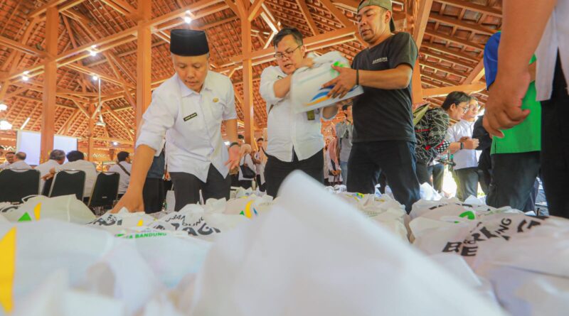 Sambut HJKB ke-214, “Bandung Berbagi” Salurkan 4.244 Paket Sembako untuk Warga Kurang Mampu