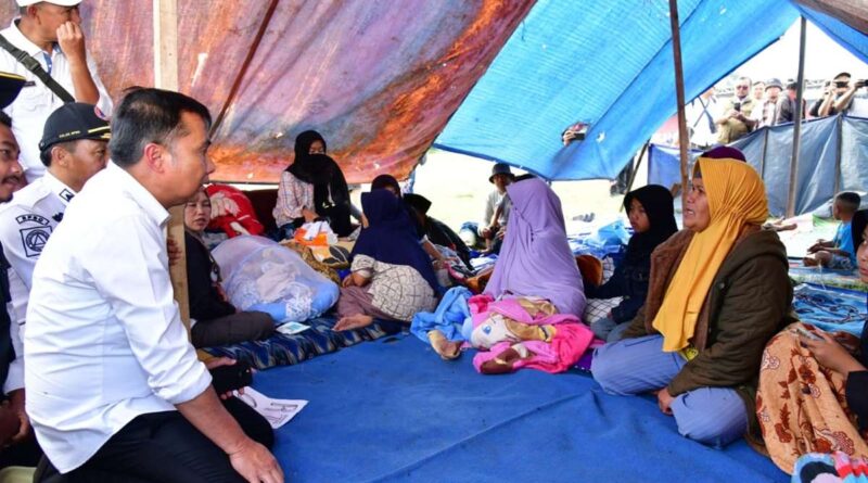 Penjabat Gubernur Jawa Barat Tinjau Wilayah Terdampak Gempa di Kertasari