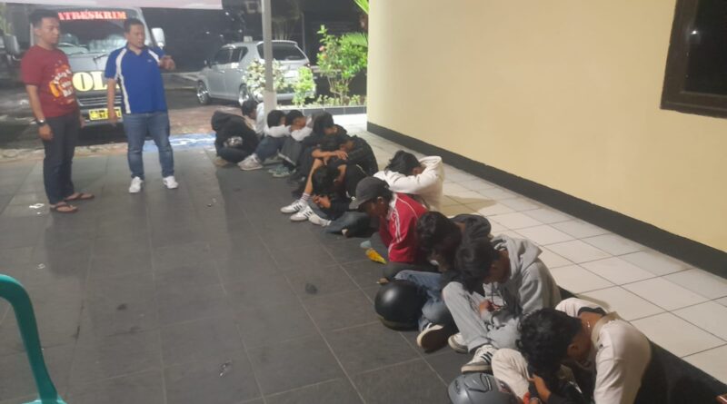 Viral Perusakan Rumah di Sukabumi, 13 Orang Suporter Bola Diamankan Polisi