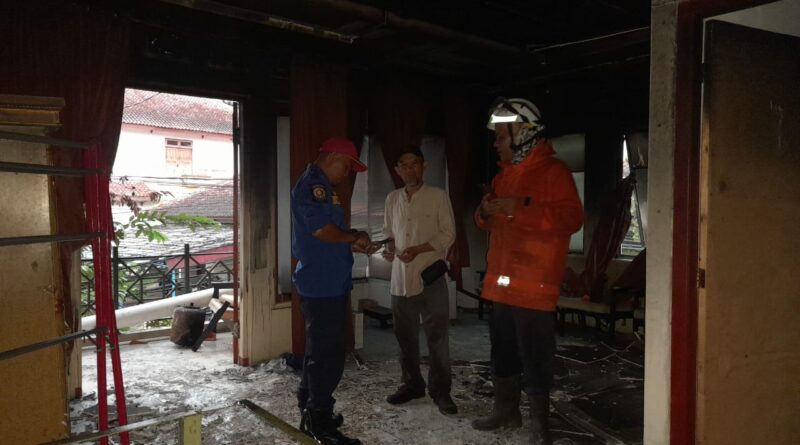 Diduga Akibat Korsleting Listrik, Rumah 2 Lantai di Sukabumi Kebakaran