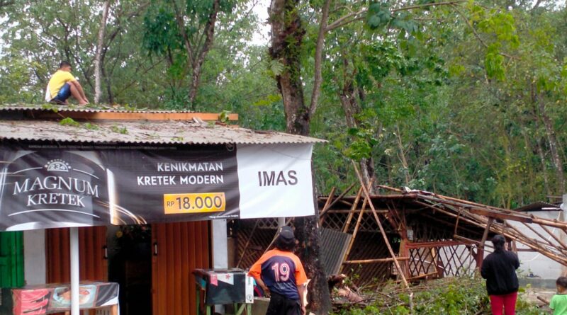 Hujan Disertai Angin Kencang Merusak Rumah Warga di Sukabumi