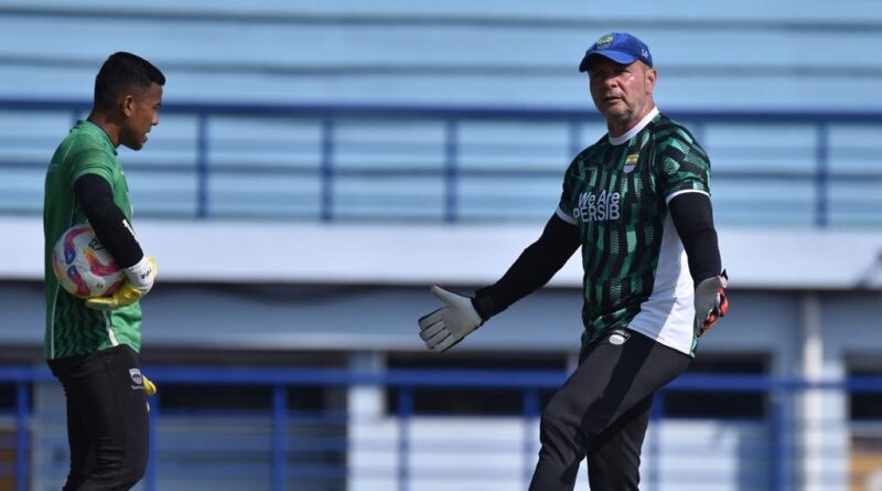 Pelatih Kiper PERSIB Tidak Khawatir Kevin Mendoza Absen Lawan PSM, Percaya pada Kualitas Teja Paku Alam
