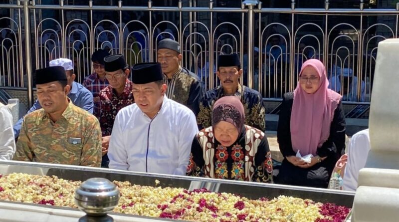 Paslon Pilgub Jatim Risma dan Gus Hans Ziarah Ke Makam Sunan Ampel