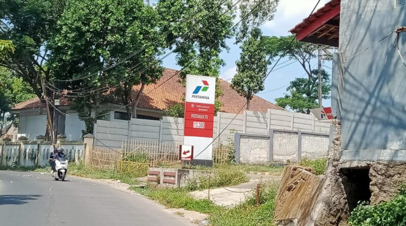 Warga Keluhkan Adanya Kabel yang Menjuntai Ke Bawah, Beresiko Membahayakan Nyawa