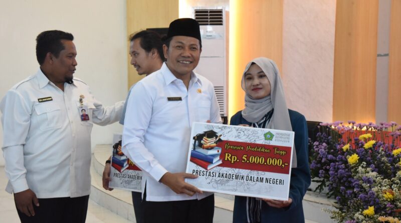 Dua Mahasiawa Sidoarjo  Merasa Terbantu dan Bersyukur  Mendapatkan Beasiswa Pendidikan Pemkab Sidoarjo