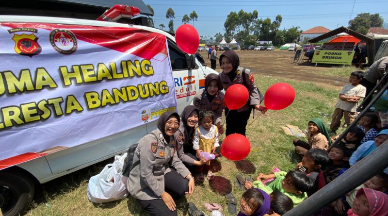 Trauma Healing Pasca Gempa Bumi Kertasari, Polresta Bandung Bantu Warga Terdampak
