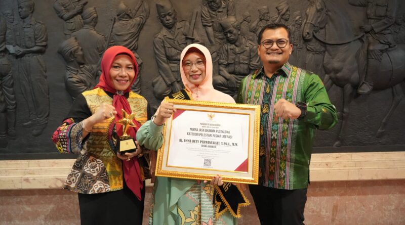 Pelestari Pegiat Literasi, Bunda Literasi Emma Dety Raih Penghargaan Nugra Jasa Dharma Pustaloka