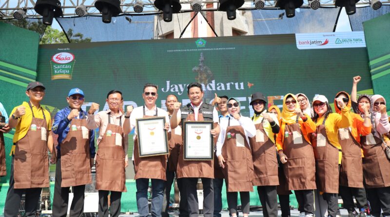 Sidoarjo Pecahkan Rekor MURI dengan 1.500 Porsi Lontong Cecek Gratis