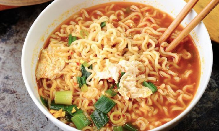 Perhatikan Kombinasi Makanan Ini Saat Makan Mi Instan untuk Kesehatan