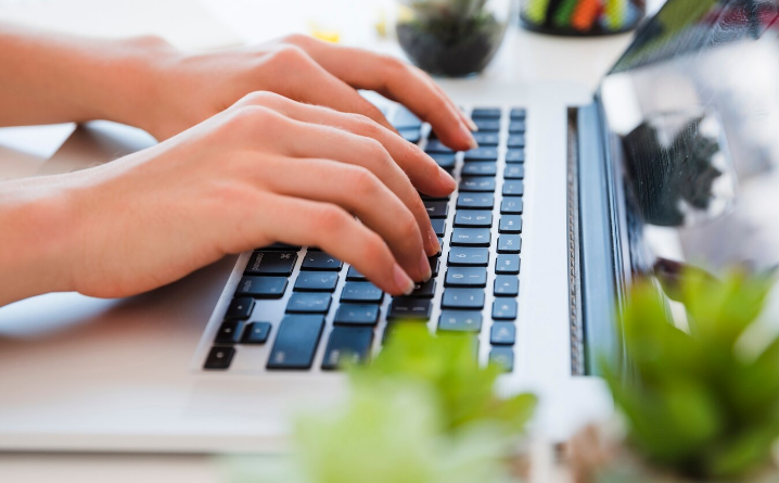 Mengatasi Masalah Keyboard Laptop yang Mengetik Sendiri