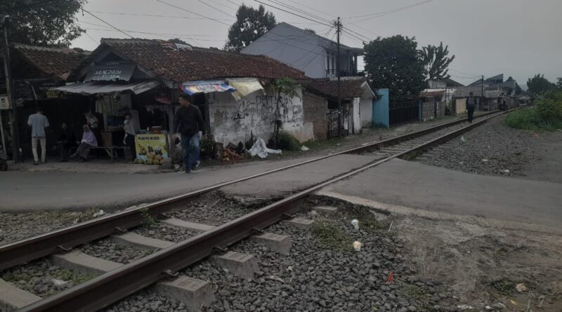 Seorang Remaja Tewas Tersambar KA Pangrango di Sukabumi
