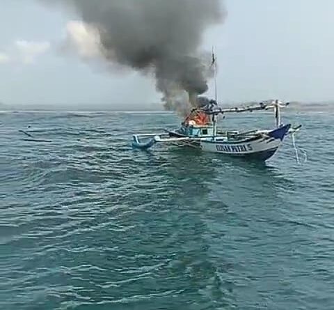 Perahu Nelayan Ujunggenteng Sukabumi Terbakar di Laut