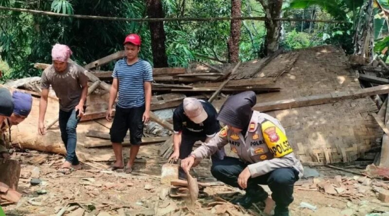 Polisi di Sukabumi Robohkan Rumah Reyot Milik Nenek Juariah untuk Dibangun Kembali