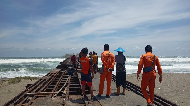3 Nelayan Hilang dan 71 Orang Terjebak di Ujung Dermaga Laut Tegalbuleud Sukabumi