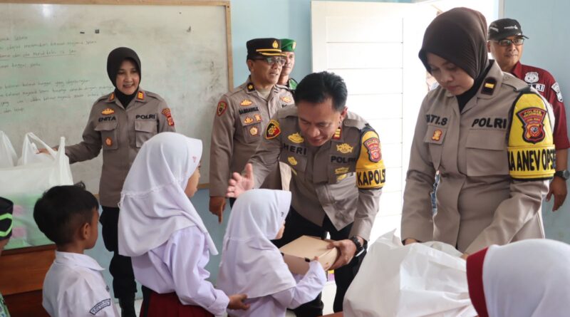 Polisi di Sukabumi Bagikan Makanan Bergizi bagi Siswa Madrasah