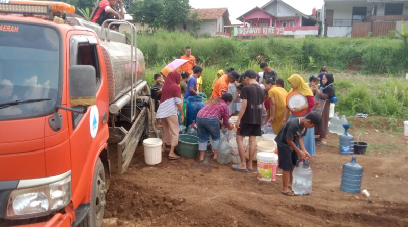 BPBD Kabupaten Sukabumi Salurkan Air Bersih Bagi Warga Terdampak Kekeringan di Sekitar Proyek Tol Bocimi