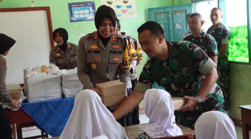 Polres dan Kodim Bagikan Makanan untuk Pelajar Sukabumi