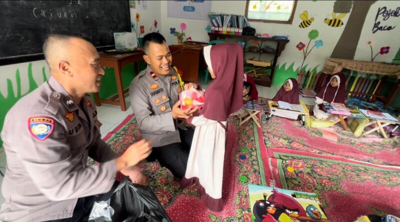 Murid PAUD di Sukabumi Semringah Dapat Makan Siang Bergizi dari Polisi