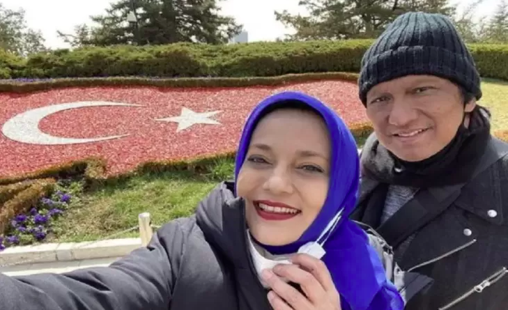 Tangis Ikang Fawzi Antarkan Jenazah Marissa Haque