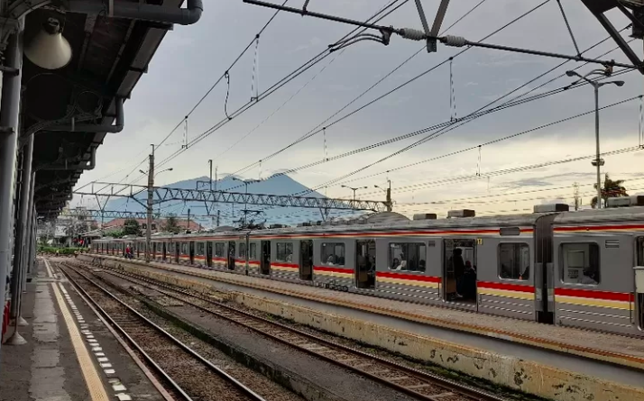 KRL Arah Bogor Tertahan di Dekat Stasiun Citayam akibat Seng Aluminium Tersangkut
