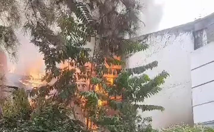 Resto Mas Giri Terbakar Tim Pemadam Kebakaran Berusaha Memadamkan Api