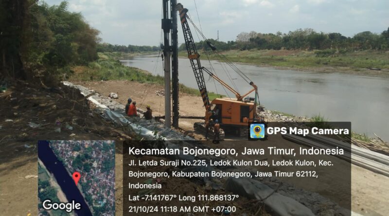 Proyek Pembangunan Pelindung Tebing Sungai Ledok Kulon PU SDA Bojonegoro Jadi Sorotan