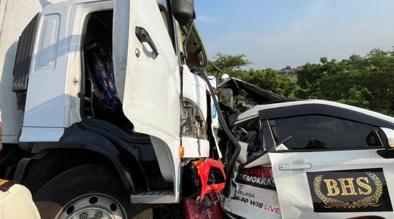 Truk Tabrak Mobil TvOne, 3 Orang Tewas