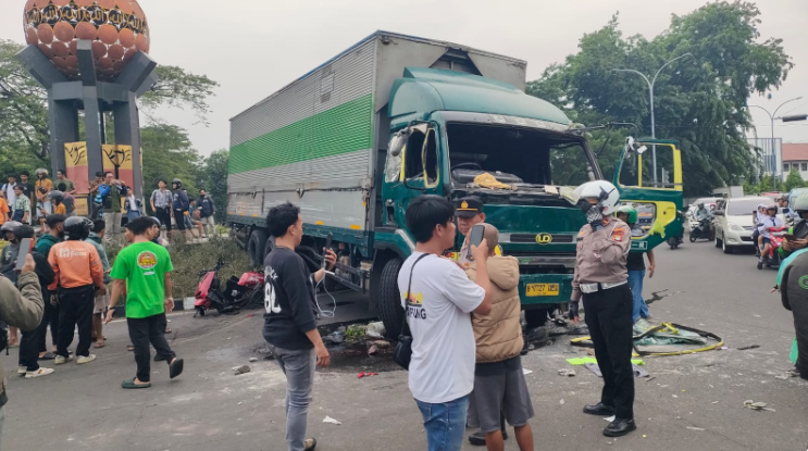 Truk Ugal-Ugalan Menabrak Belasan Kendaraan di Cipondoh, Tangerang