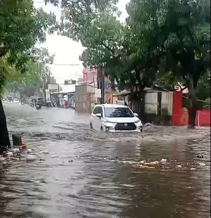 Hujan Deras Picu Banjir di Jalan Raya Siliwangi, Baleendah