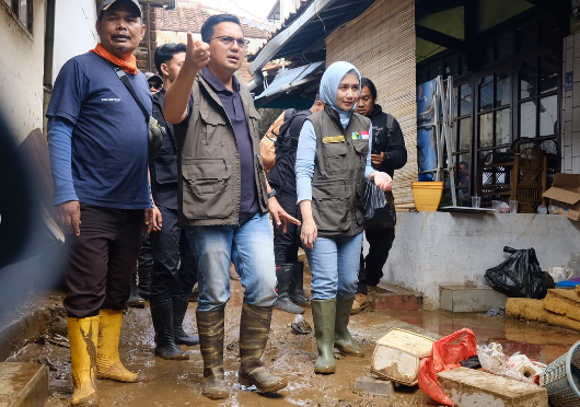 Sahrul Gunawan dan Istrinya Kunjungi Korban Banjir Bandang di Desa Banjaran Wetan 4 Sahrul Gunawan dan Istrinya Kunjungi Korban Banjir Bandang di Desa Banjaran Wetan